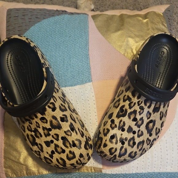 CROCS Womens Black and Tan Leopard - Picture 2 of 8